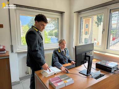 Badanti sfruttate e documenti falsi, 29 arresti nell’operazione partita da Bolzano