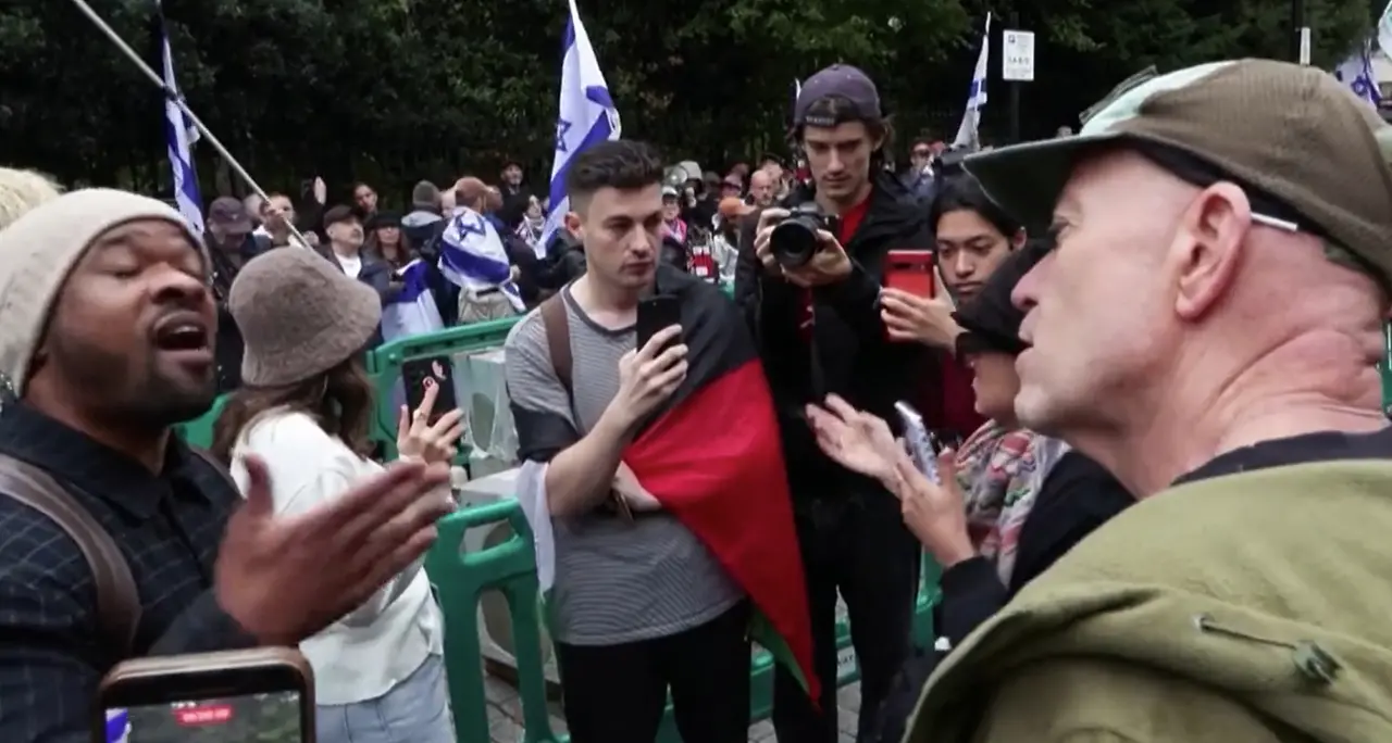 Londra, scontri fra manifestanti nell'anniversario del 7 ottobre