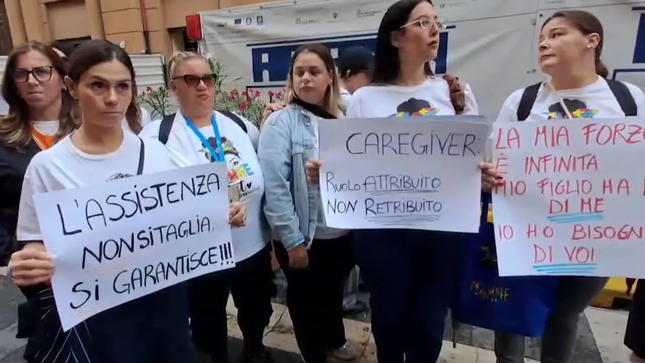 Protesta a Napoli a sostegno delle persone con disabilità e di chi li assiste