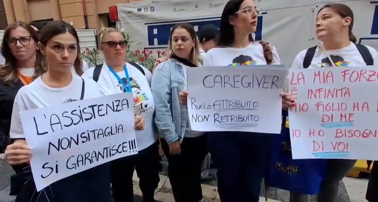 Protesta a Napoli a sostegno delle persone con disabilità e di chi li assiste