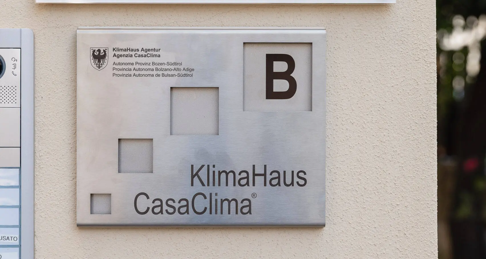 Bolzano, riqualificati tre edifici comunali in via Claudia Augusta: sei milioni di lavori e tre nuovi alloggi
