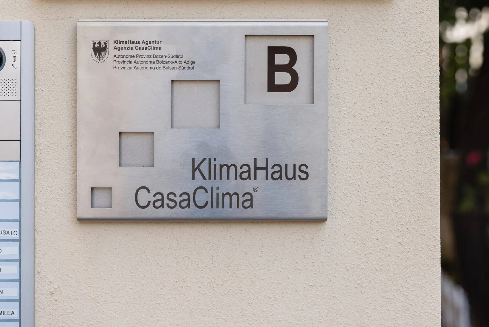 Bolzano, riqualificati tre edifici comunali in via Claudia Augusta: sei milioni di lavori e tre nuovi alloggi