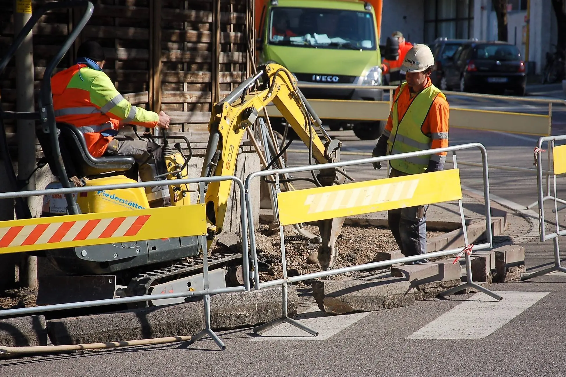 Bolzano, lavori in via Firenze e via Roma: due notti di cantieri per evitare code e disagi