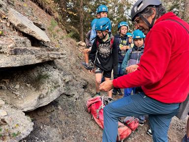 Bletterbach, 80 bambini a caccia di fossili nella gola delle Dolomiti