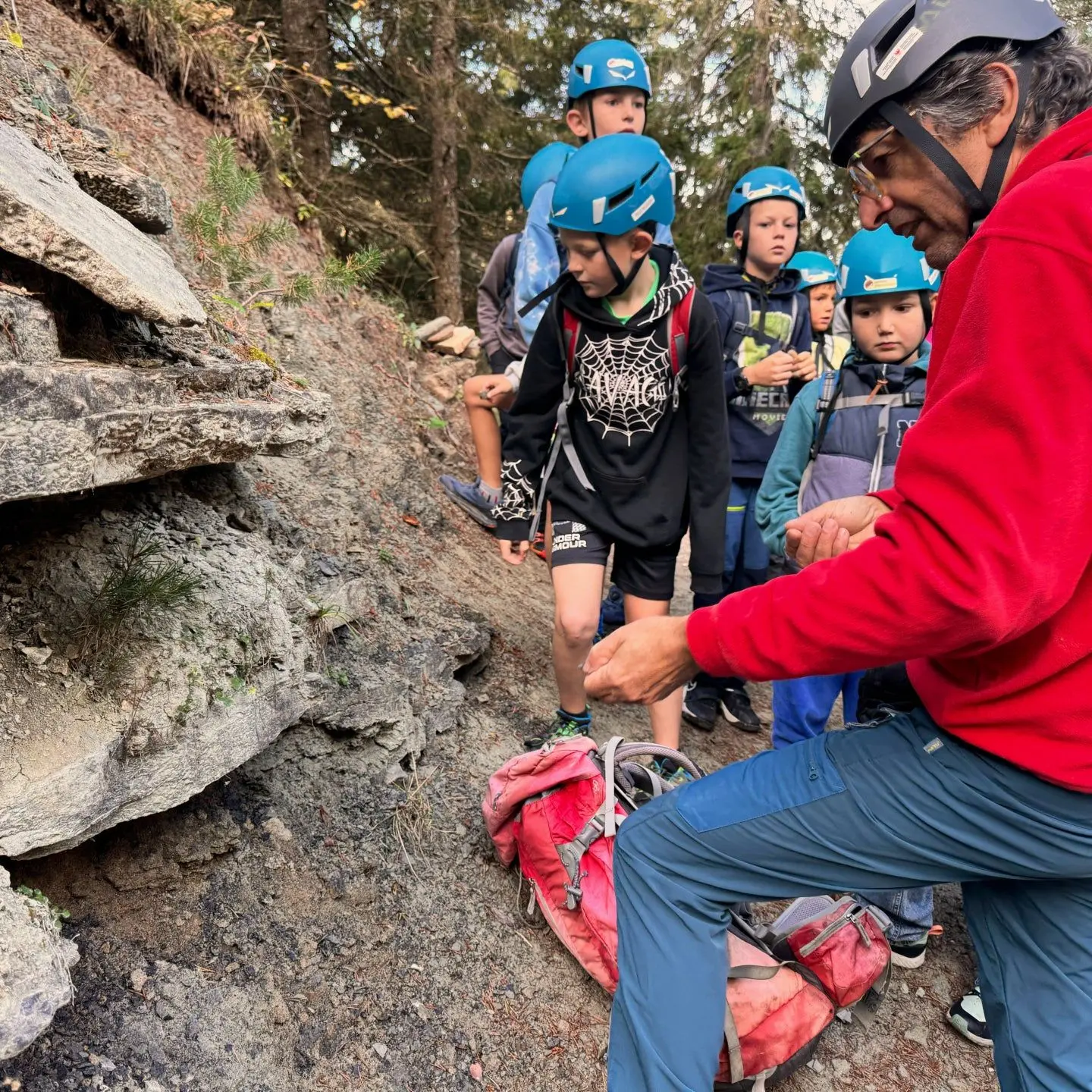 Bletterbach, 80 bambini a caccia di fossili nella gola delle Dolomiti