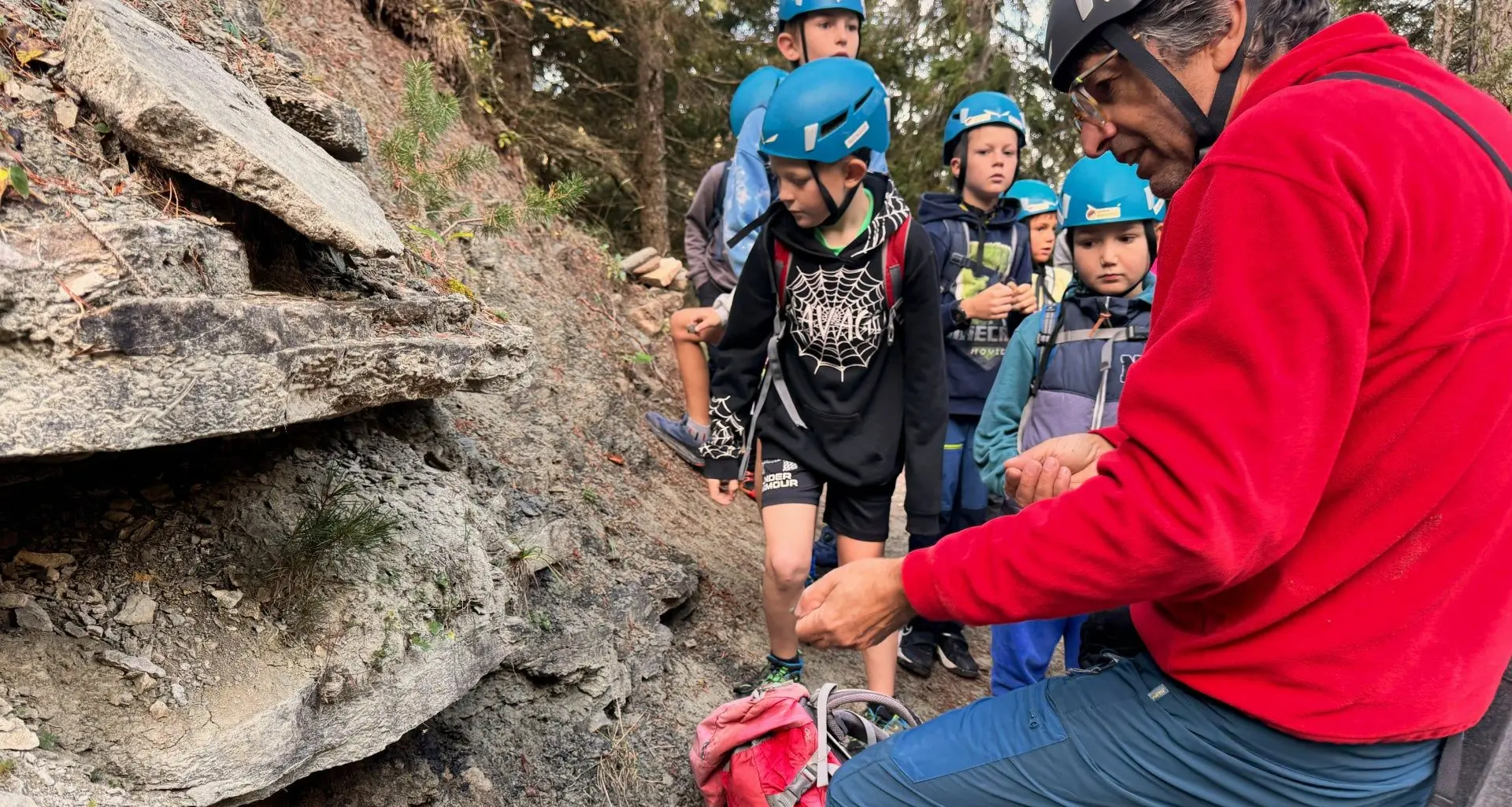 Bletterbach, 80 bambini a caccia di fossili nella gola delle Dolomiti