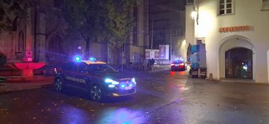 Fotografano il ladro in casa e lui si getta dal balcone: arrestato dopo la fuga