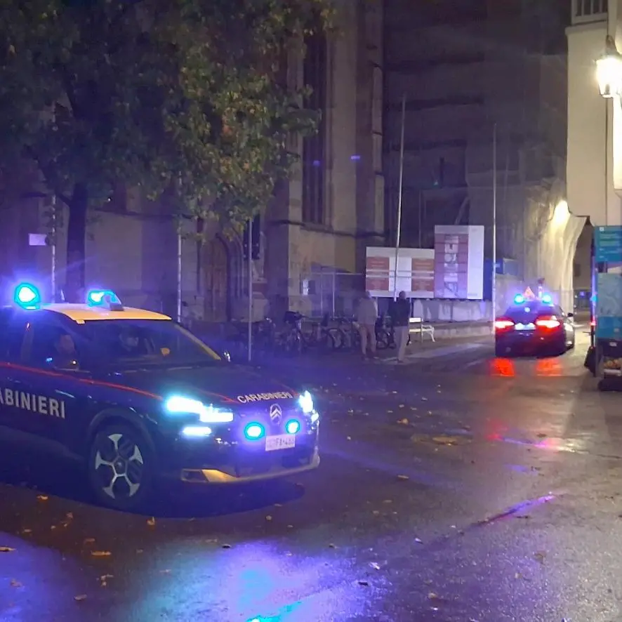 Fotografano il ladro in casa e lui si getta dal balcone: arrestato dopo la fuga