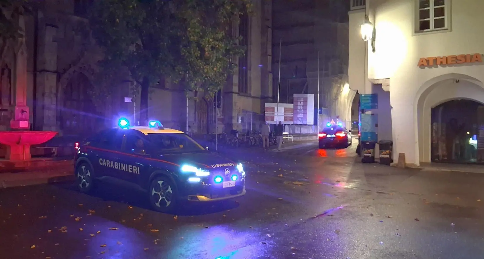 Fotografano il ladro in casa e lui si getta dal balcone: arrestato dopo la fuga