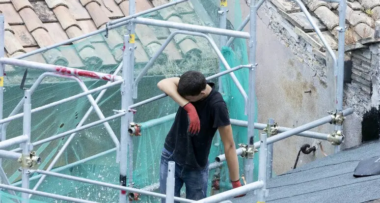 Caldo estremo in Alto Adige, allarme nei campi: l'81% dei lavoratori accusa gli effetti