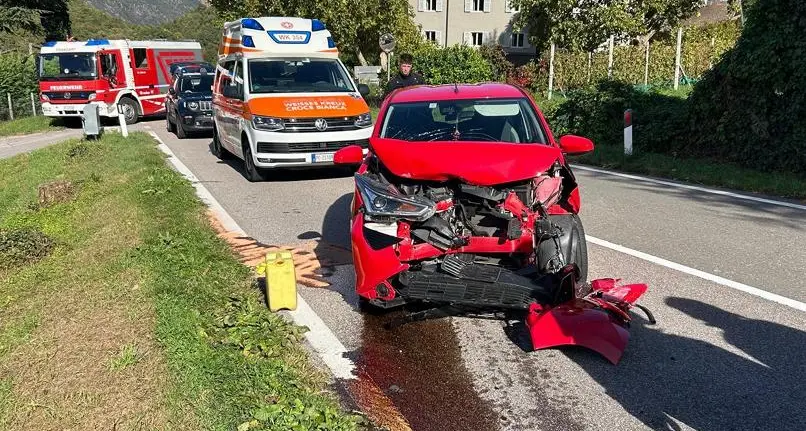 Appiano, perde il controllo dell'auto e finisce contro il guardrail: donna in ospedale