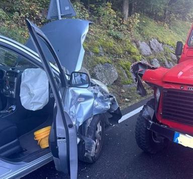 Collepietra, scontro frontale tra due auto vicino al cantiere: un ferito