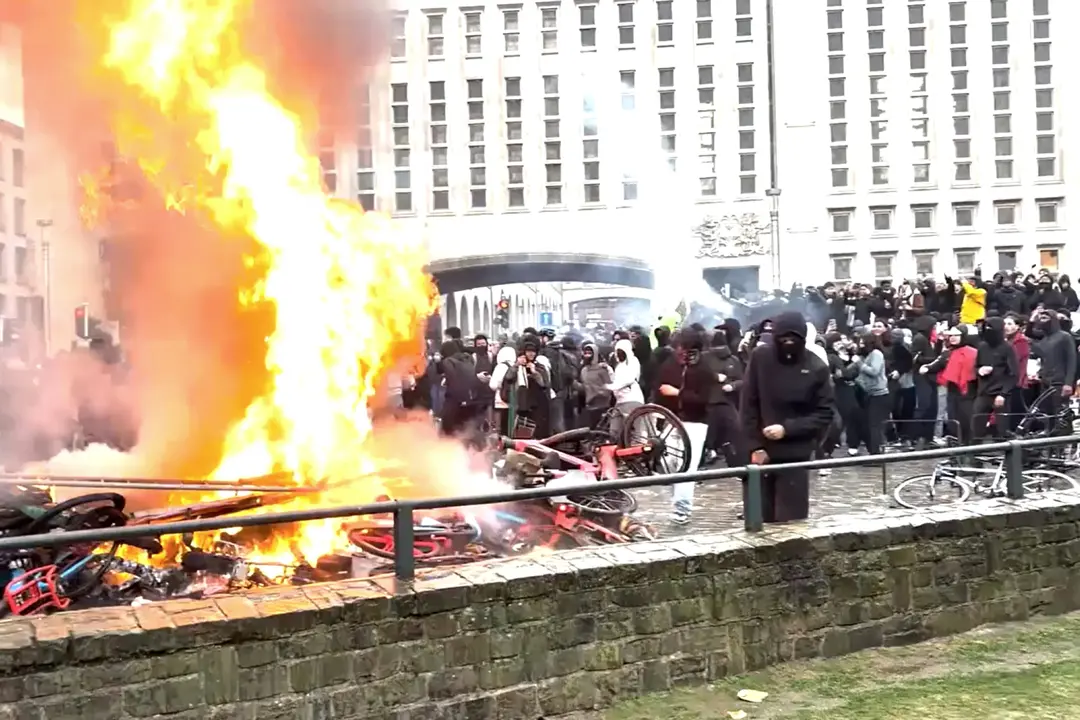 Bruxelles a ferro e fuoco, guerriglia urbana alla stazione centrale