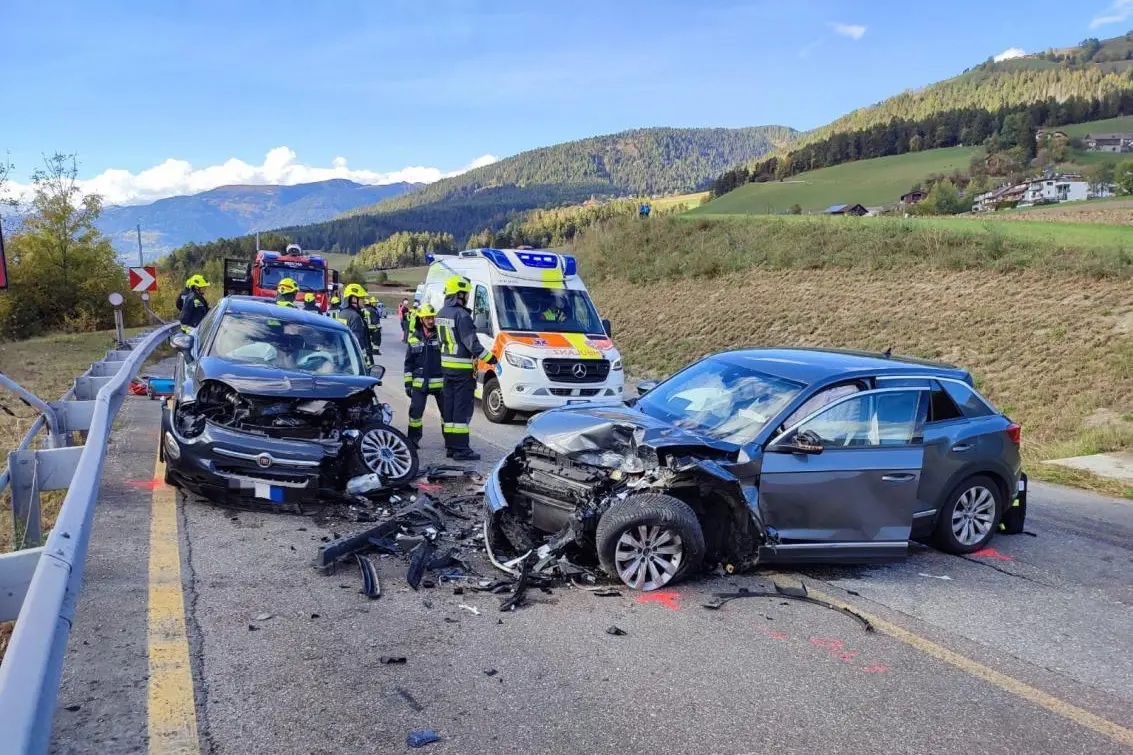 Schianto tra due auto a Perca: cinque persone in ospedale e traffico bloccato