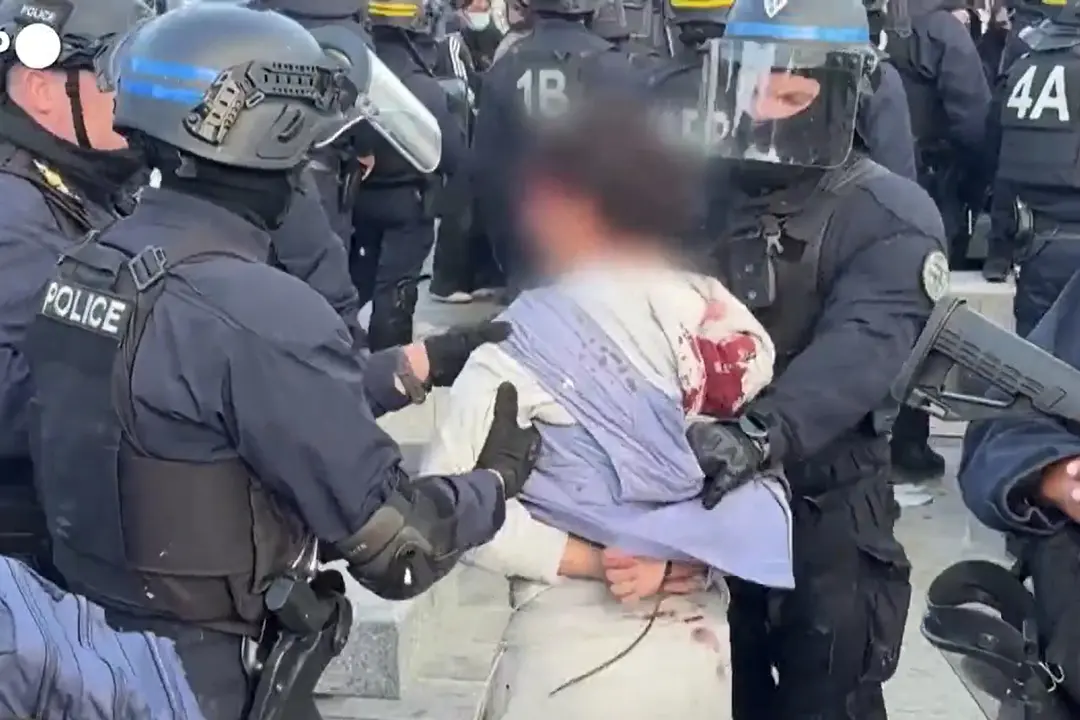 Giovane preso a ginocchiate da un agente a Parigi, indaga la polizia
