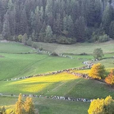 Dolomiti prese d'assalto, l'overtourism asiatico spinto da Tv e social