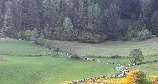 Dolomiti prese d'assalto, l'overtourism asiatico spinto da Tv e social