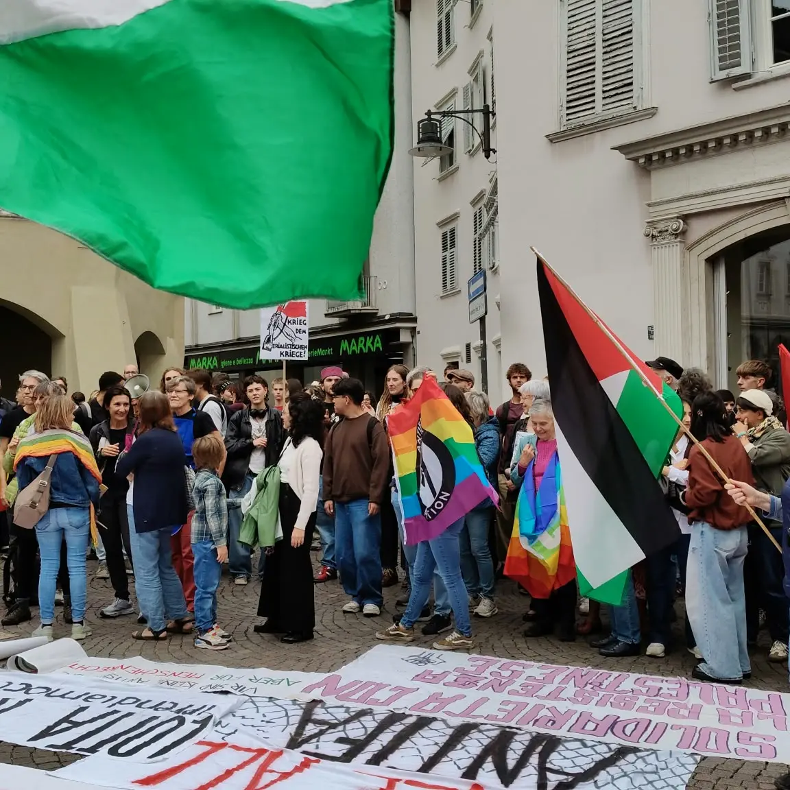 Bolzano, circa 1.500 persone al corteo «Buntes Südtirolo»: manifestanti in marcia fino al Talvera