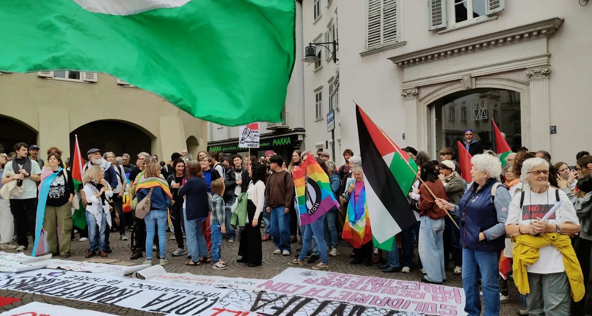 Bolzano, circa 1.500 persone al corteo «Buntes Südtirolo»: manifestanti in marcia fino al Talvera