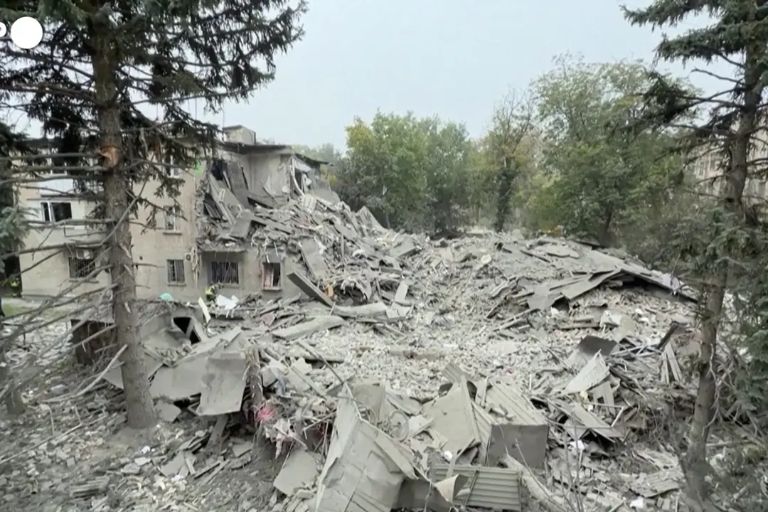 Raid russo distrugge un edificio a Zaporizhzhia: almeno 17 vittime