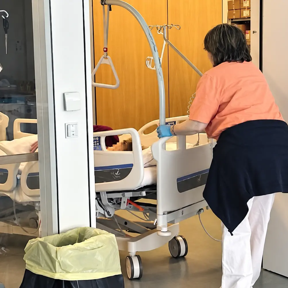Travolto dalla porta difettosa: l'Asl paga 163 mila euro ai figli