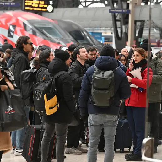 Treni in ritardo e strapieni, la Provincia: «Ci aspettano anni difficili»