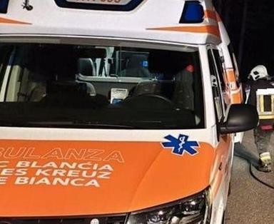 Bolzano, violento scontro tra auto e scooter all'alba: grave una donna