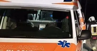 Bolzano, violento scontro tra auto e scooter all'alba: grave una donna