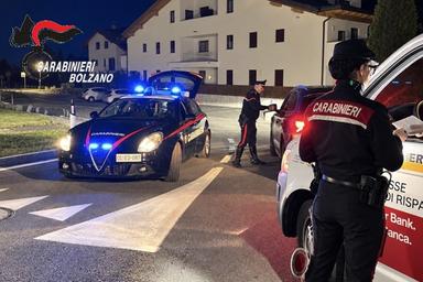Brunico, non si ferma all’alt e fugge nel bosco: 43enne scovato tra i massi