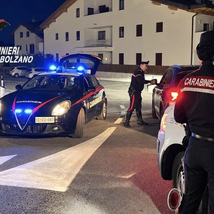 Brunico, non si ferma all’alt e fugge nel bosco: 43enne scovato tra i massi