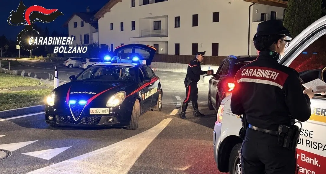 Brunico, non si ferma all’alt e fugge nel bosco: 43enne scovato tra i massi