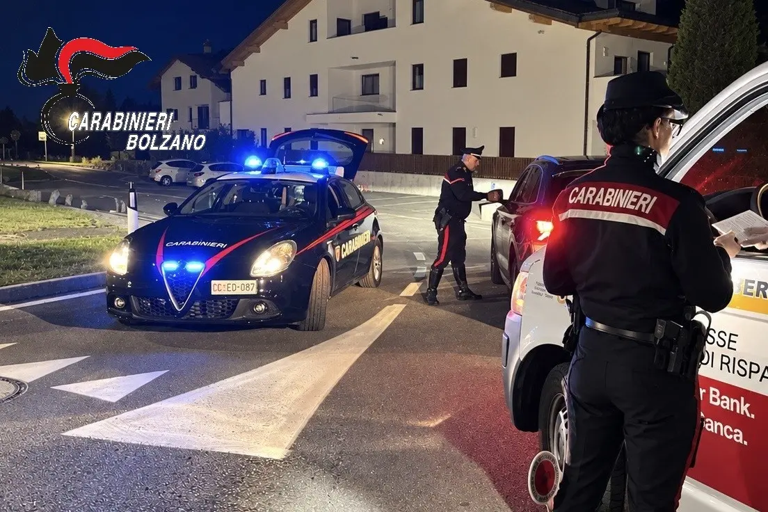 Brunico, non si ferma all’alt e fugge nel bosco: 43enne scovato tra i massi