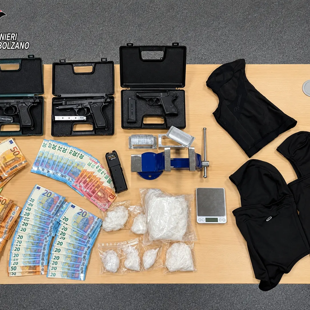 Cocaina destinata ai giovani, due arresti a Bolzano: trovate anche armi finte
