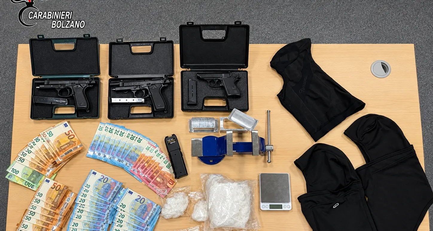 Cocaina destinata ai giovani, due arresti a Bolzano: trovate anche armi finte