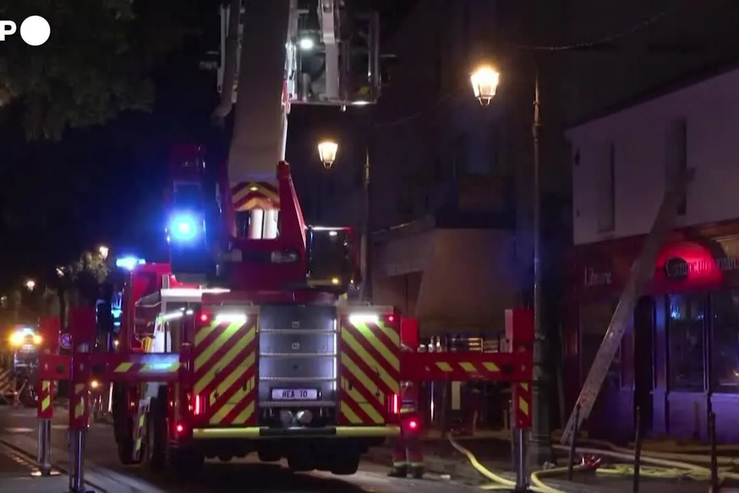 Devastato da un incendio il più antico mercato coperto di Parigi