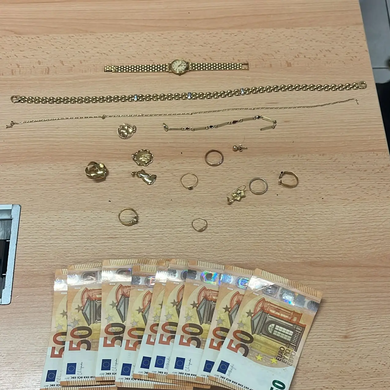 Bronzolo, truffa un'anziana e fugge in treno: preso a Roma con 3.450 euro di bottino