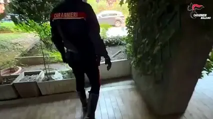 Bolzano, segnala movimenti sospetti: scoperto un deposito di droga