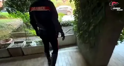 Bolzano, segnala movimenti sospetti: scoperto un deposito di droga