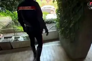 Bolzano, segnala movimenti sospetti: scoperto un deposito di droga