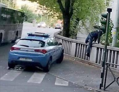 L’ex Enel diventa un bivacco. Liti e aggressioni: arriva la polizia