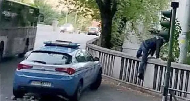 L’ex Enel diventa un bivacco. Liti e aggressioni: arriva la polizia