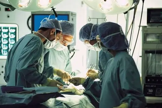 Chirurghi in fuga, allarme per gli ospedali