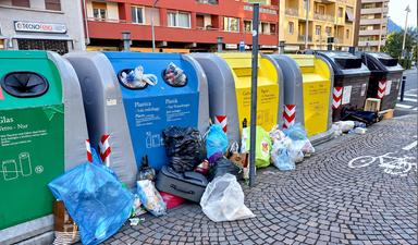 Città sporca, le proteste non finiscono