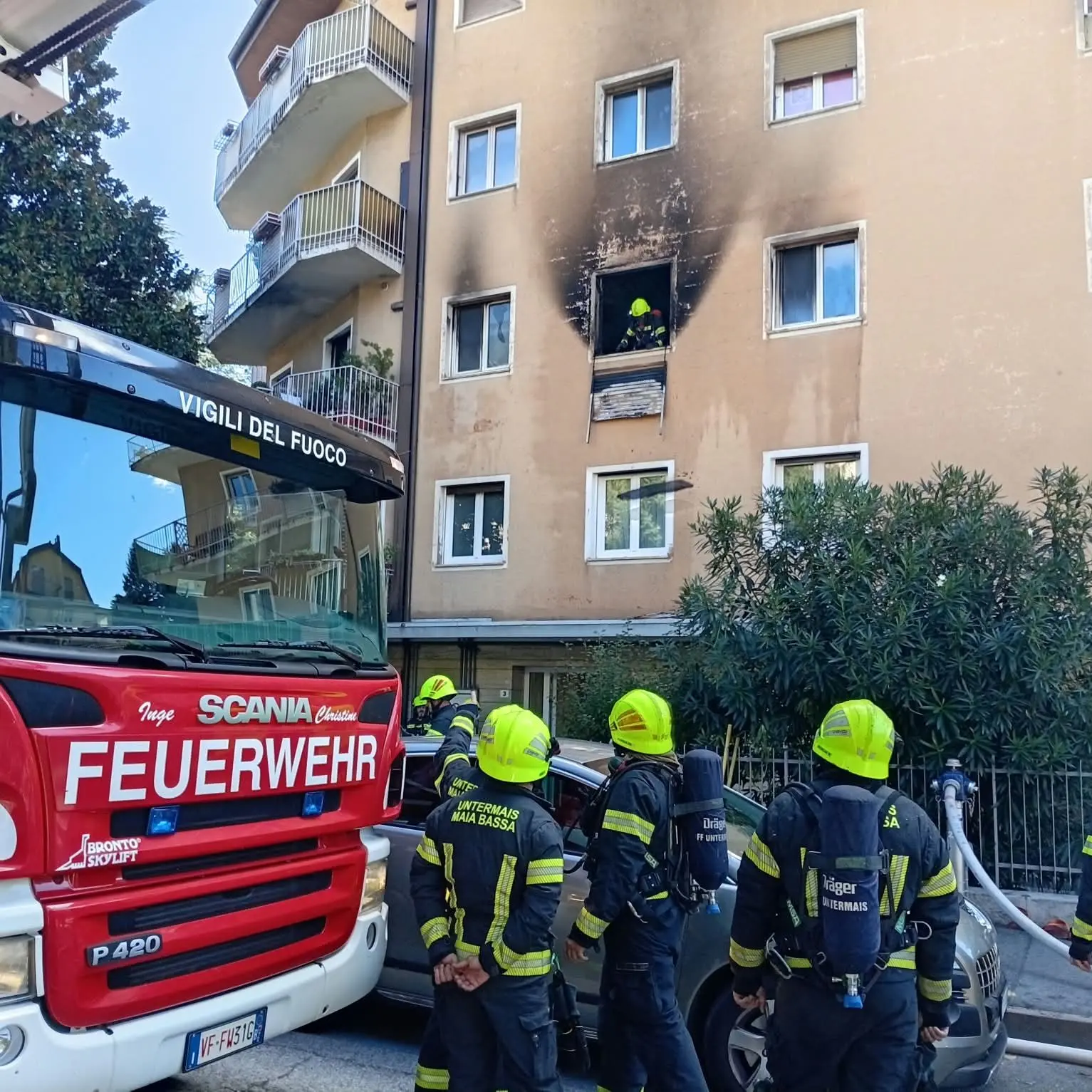 Merano, fiamme in un condominio vicino al centro: appartamento distrutto