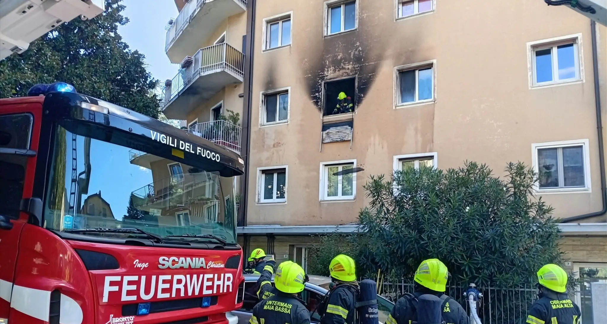 Merano, fiamme in un condominio vicino al centro: appartamento distrutto