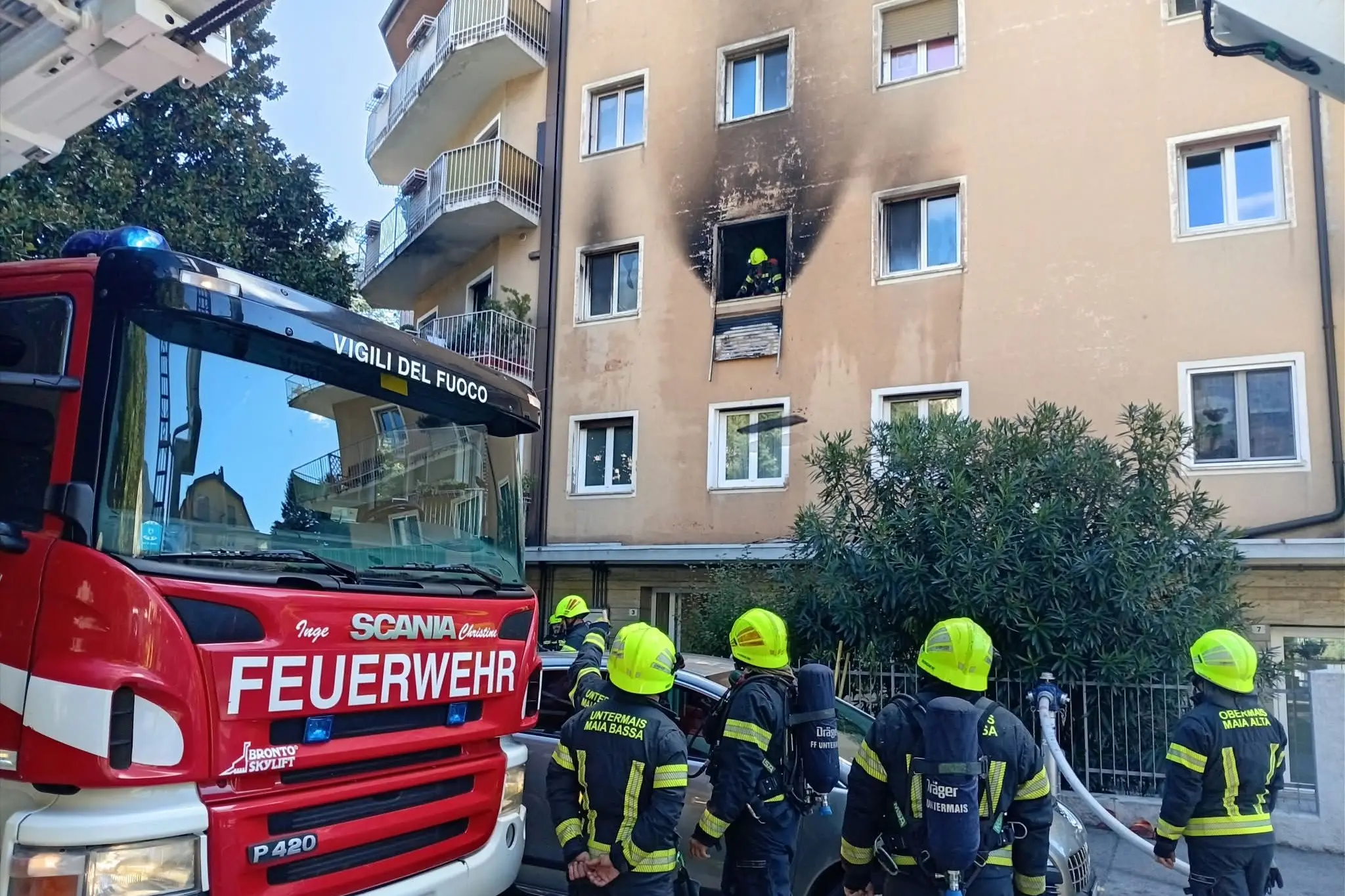 Merano, fiamme in un condominio vicino al centro: appartamento distrutto
