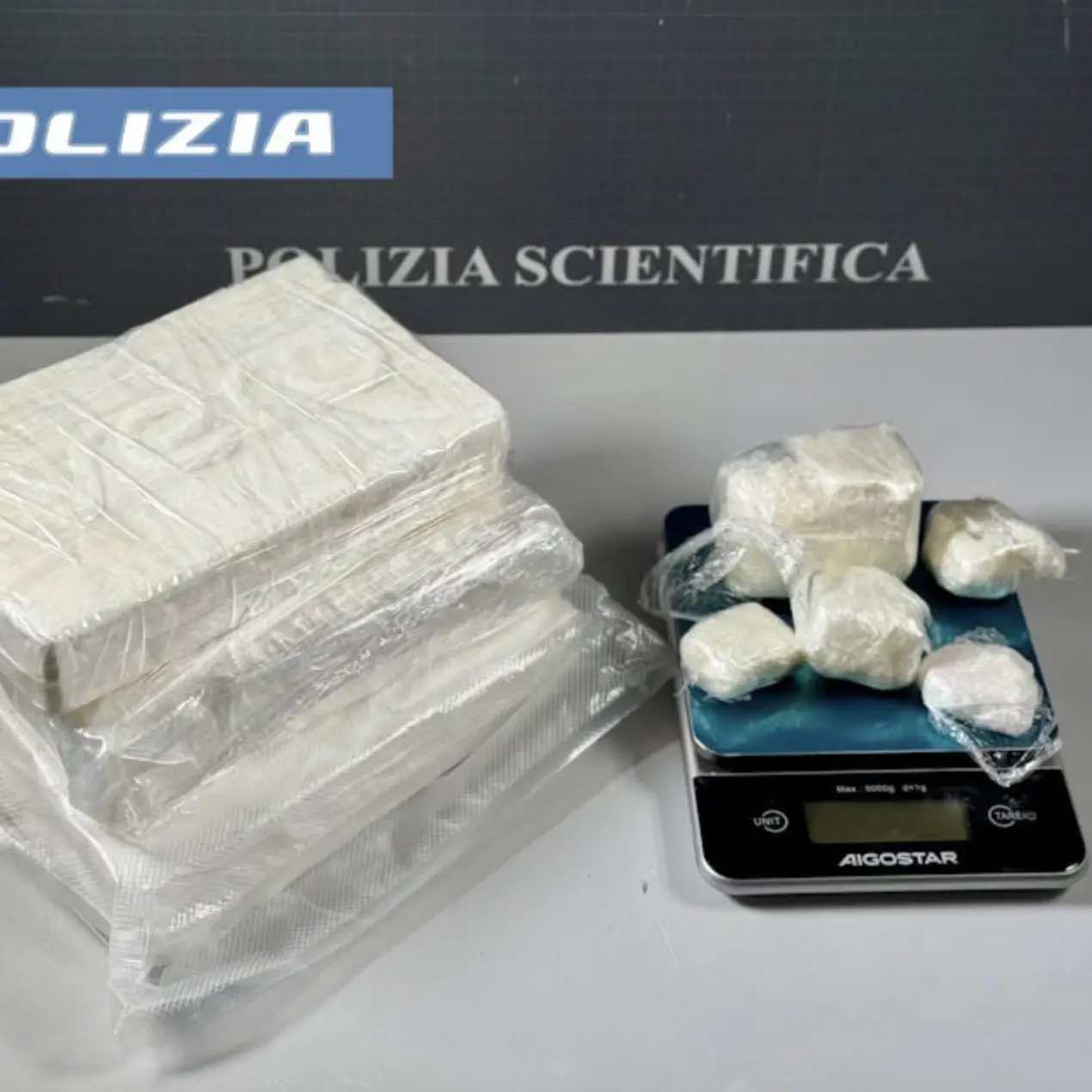 Oltre 3 chili di cocaina sequestrati a Bolzano: arrestato un uomo indagato per tentato omicidio