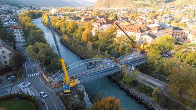 Bressanone, il ponte Widmann sollevato con due maxi autogrù