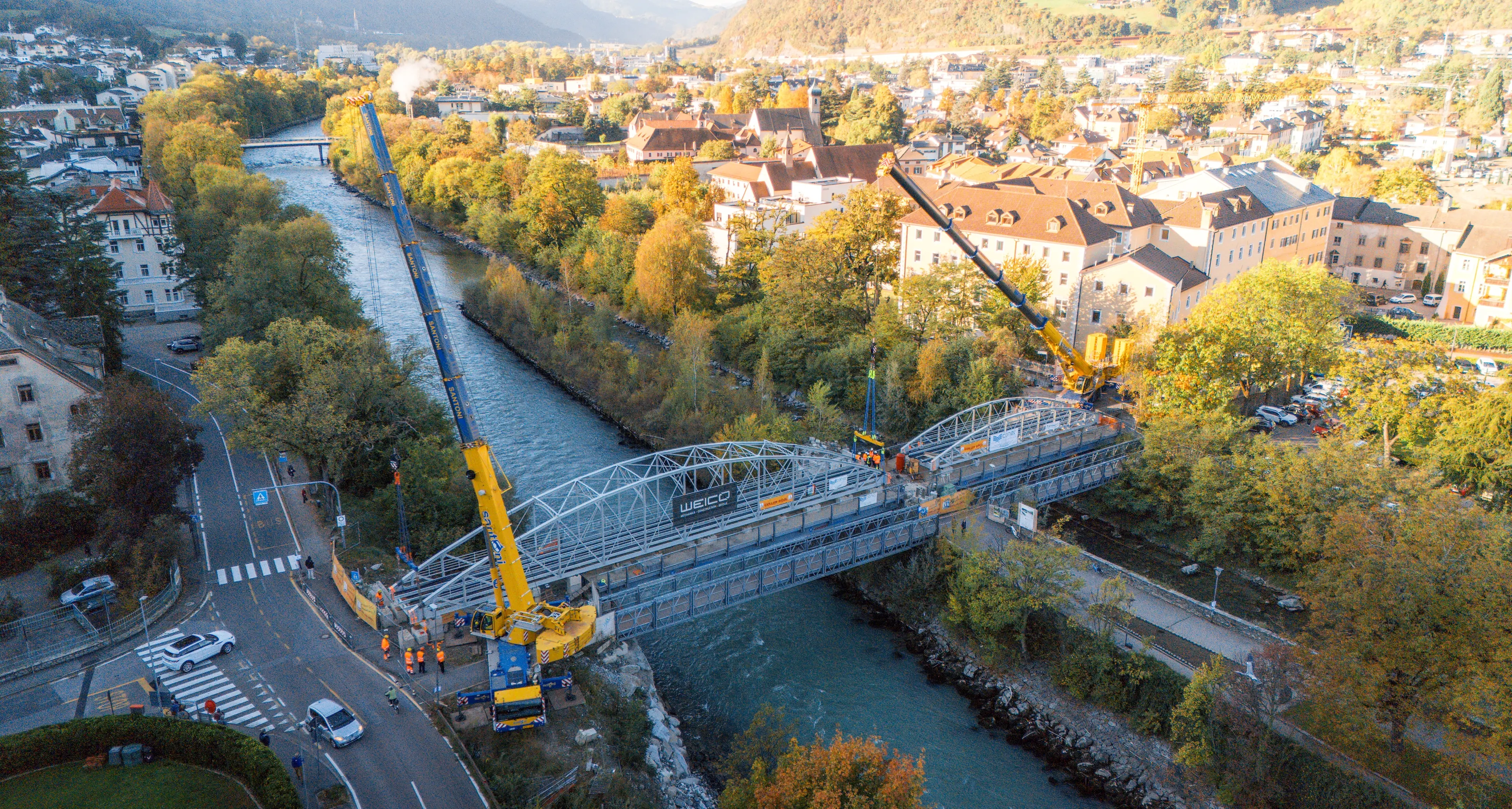 Bressanone, il ponte Widmann sollevato con due maxi autogrù