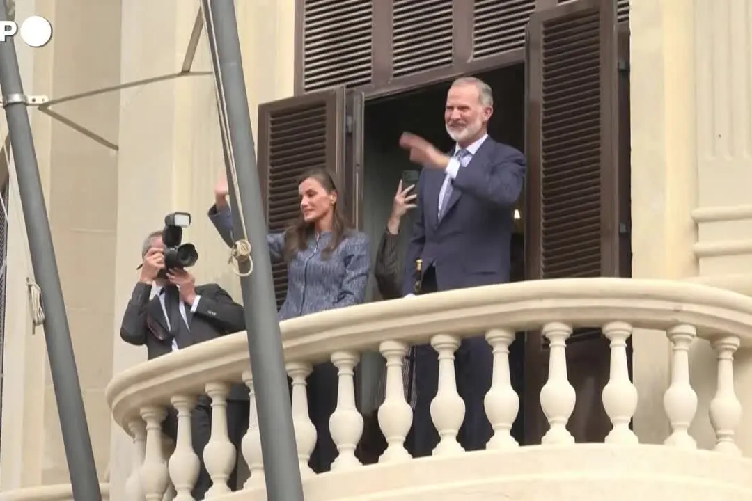 I reali di Spagna a Ceuta, folla in festa per Felipe VI e Letizia